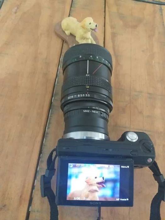 Sony Nex 5 cu doua obiective (unul macro) si accesorii