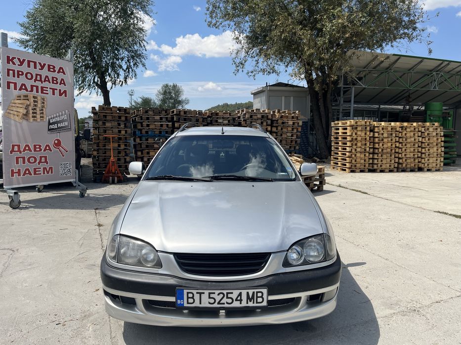 Toyota avensis цала за части или за ремонт