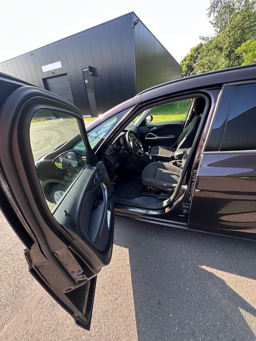 Vând Schimb Opel Zamfira  pe un suv