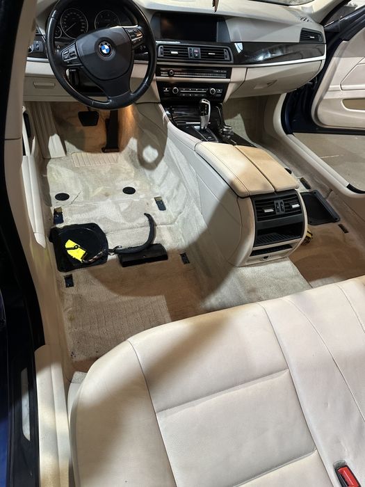 Detailing auto/recondiționat interioare piele/ material