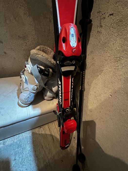 Продава ски и обувки Atomic