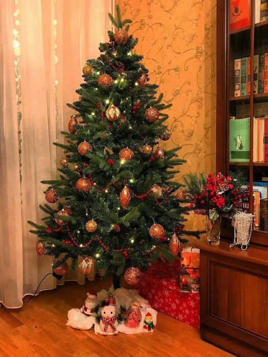 Ёлка люкс без снега с шишками ягодами