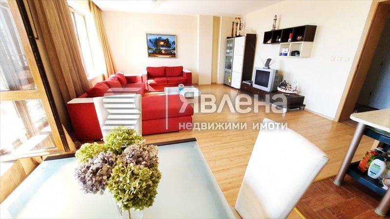 Продажба на тристаен апартамент с фронтална гледка море.