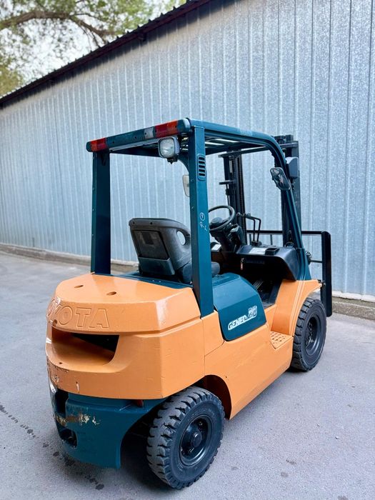 Вилочный погрузчик Toyota 7FG25 (2 тонник)