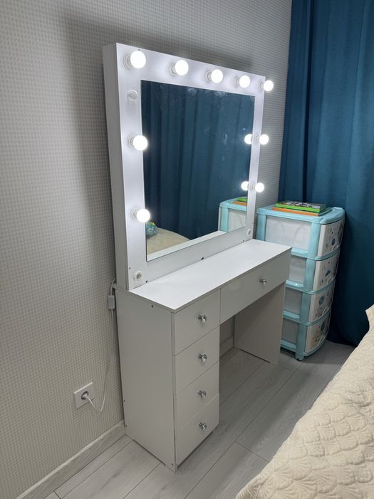 Туалетный столик/Столик для макияжа