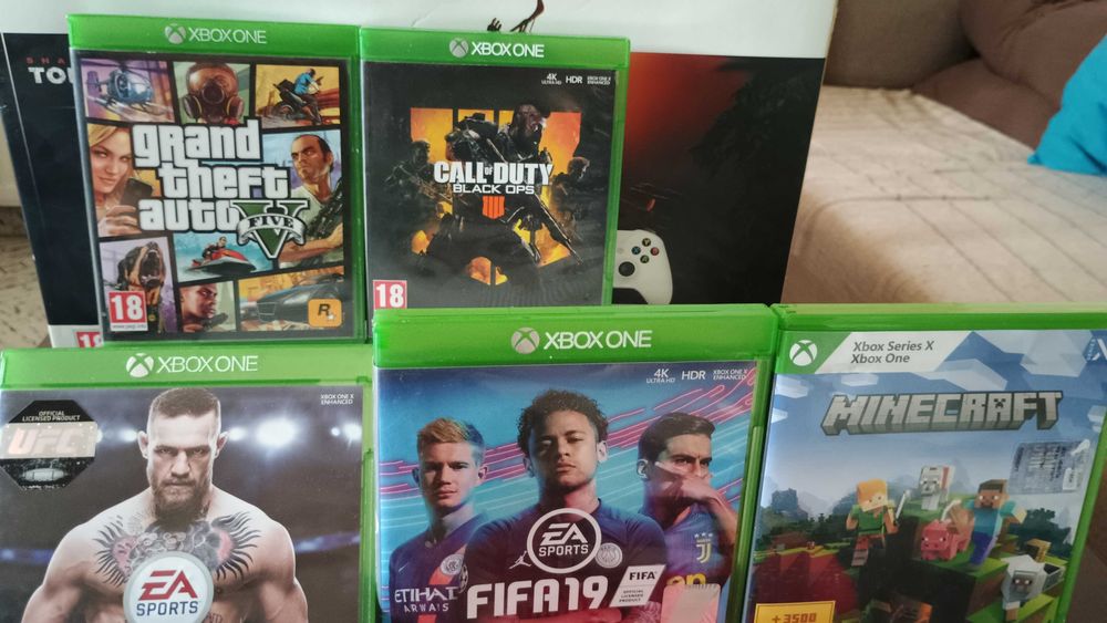 Xbox one S, 1 TB, игри, зарядно, калъфи