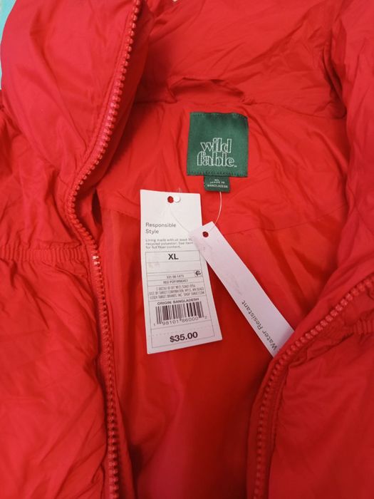Женская красная  куртка брендовая.