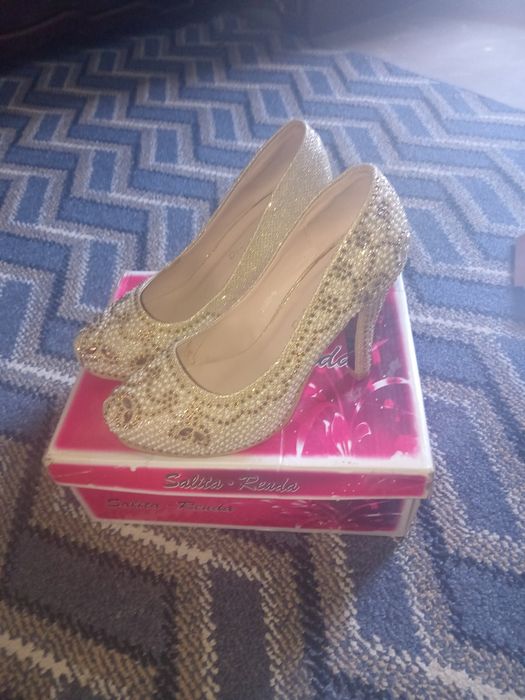 Tufli baland poshnali