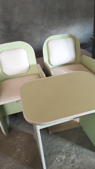 Стол с мягкими диванчиками