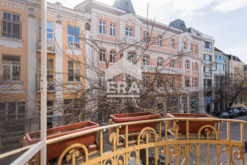 Тристаен, ексклузивен, обзаведен апартамент за продажба, представляващ