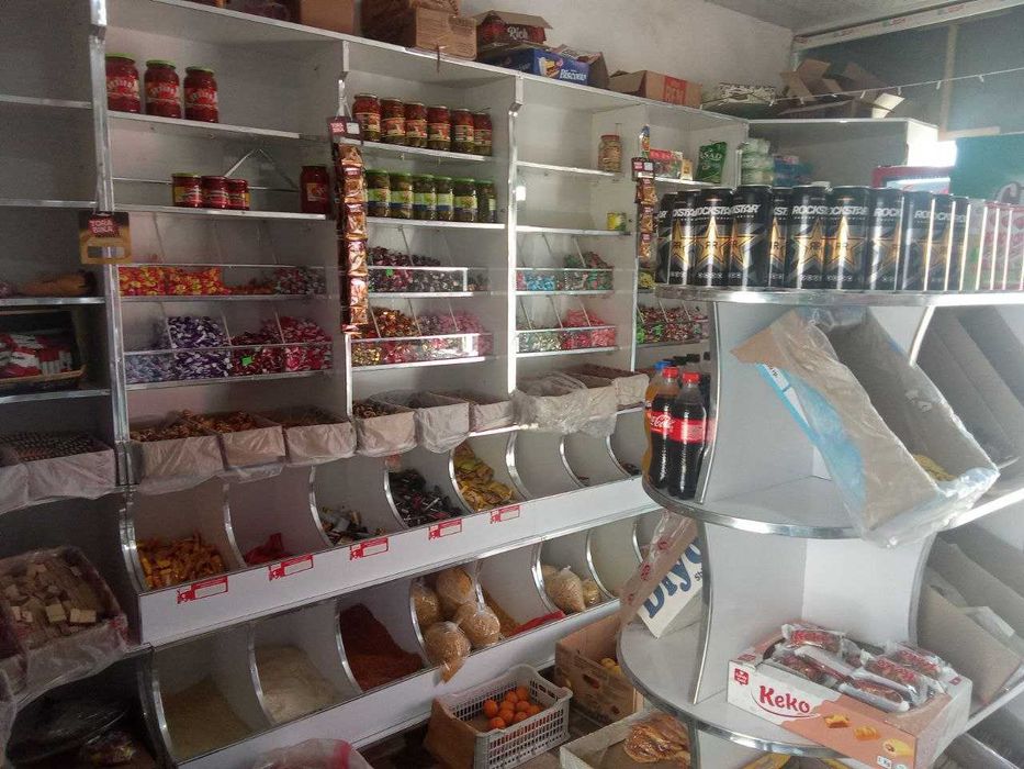 Дўкон учун мебеллар сотилади.