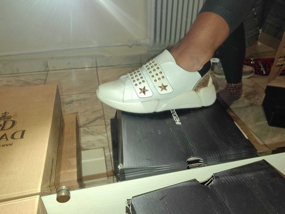 бели кожени сникърси