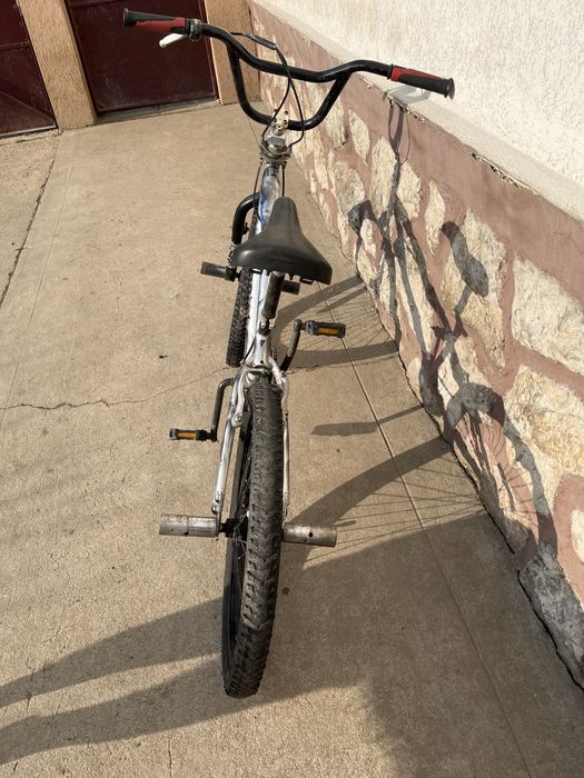 Bicicleta BMX originala merge perfect mai milte detali in privat