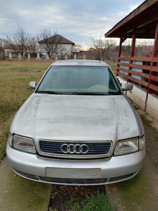 Vând audi A4 pentru piese