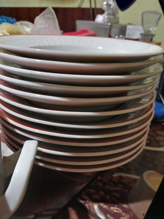 Сервиз за супа - супник и 12 дълбок чинии за супа.