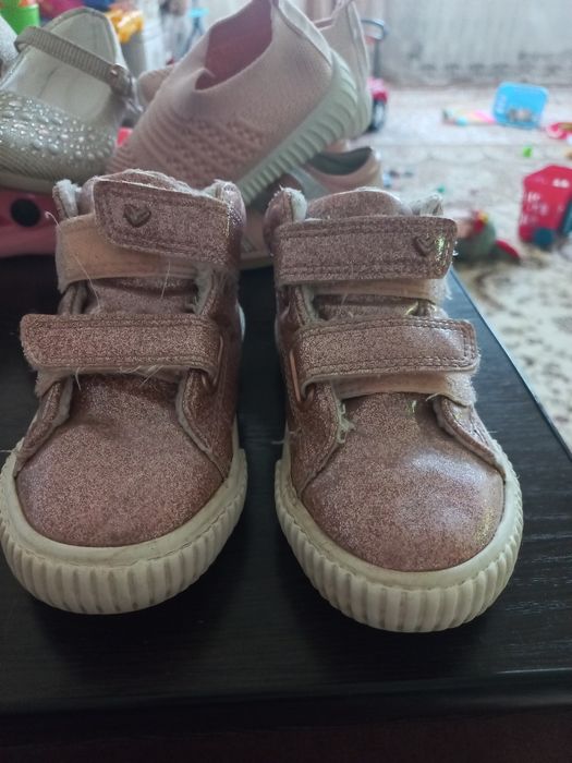 Продам обувь на девочку !