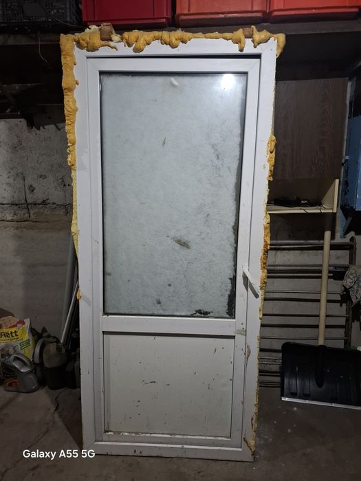 пластиковая дверь