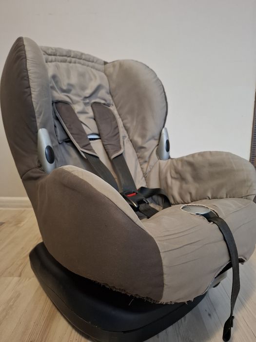 Универсално детско столче за кола Maxi Cosi.