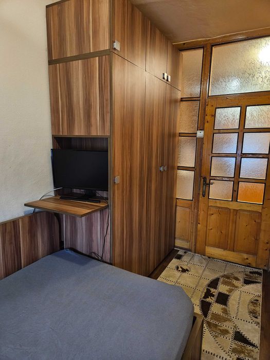 Închiriez garsoniera transformata in 2 camere , zona Sărari, lângă Liceul Henri Coandă!