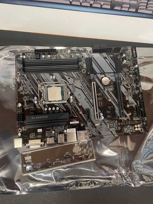 Kit Gaming Placa de Baza Gigabyte cu Procesor I7 9700K , Garantie 6 luni