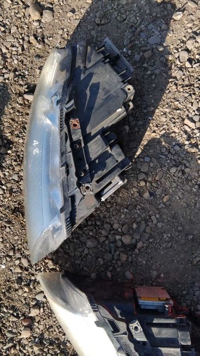 Far stanga/dreapta cu xenon Audi A8 an 2005