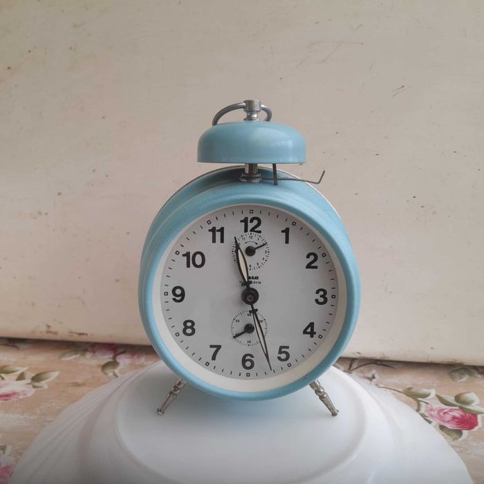 Ceas desteptator de masa - mecanic Jnsa fabricat in Yugoslavia .