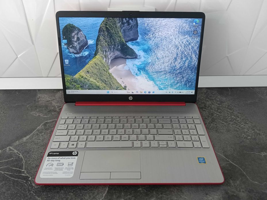 Vand Laptop HP Rosu, 8Gb DDR4, 15.6" la CUTIE