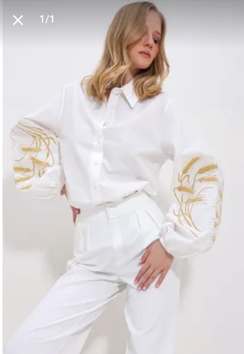 Нова с етикет. Бяла риза с бродирани ръкави - размер М