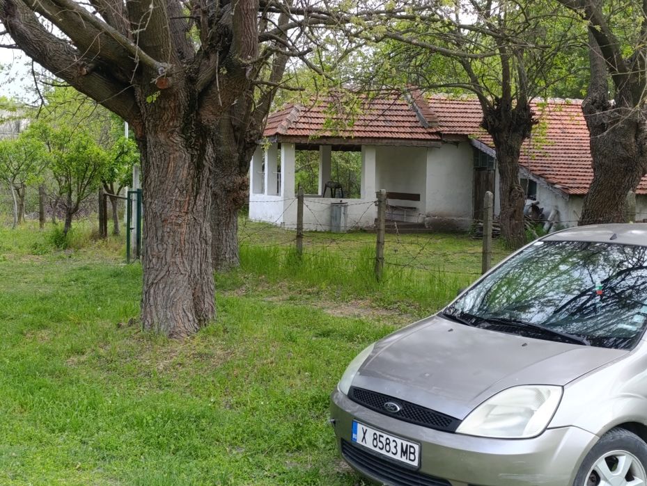 Продавам Форд Фиеста