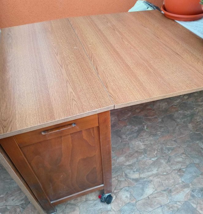 Vând masă de bucătărie extensibilă