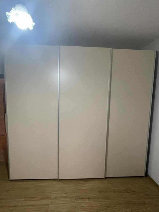 Vând dulap alb in stare buna