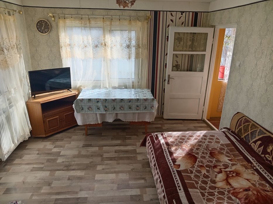 Casa de închiriat la Cornu, 2 sau 3 camere, central