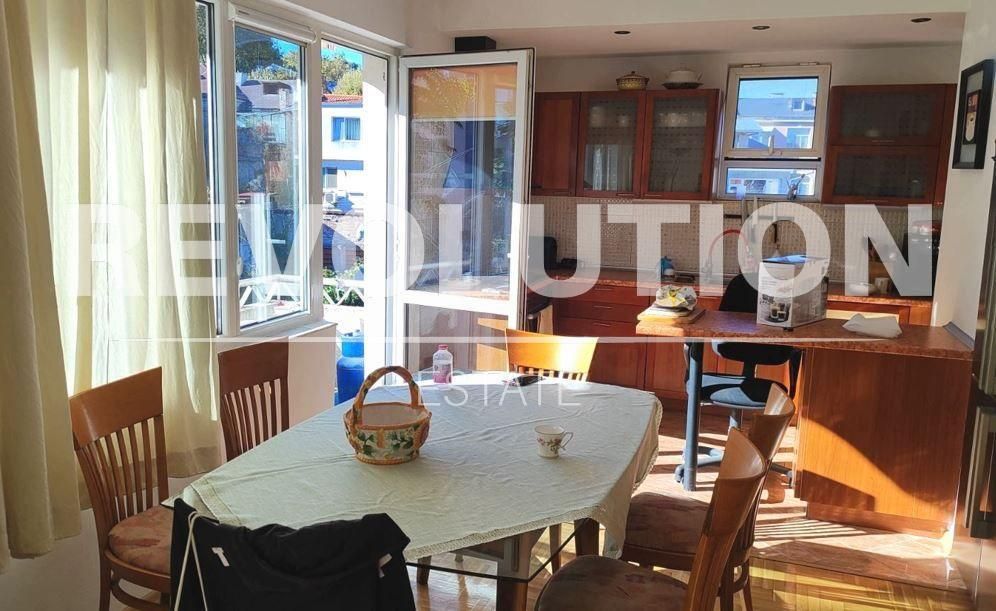 Дава се под наем Тристаен апартамент в Варна, Център - 98 кв.м за 820 € - Снимка #1