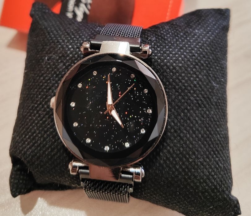 Черен дамски часовник