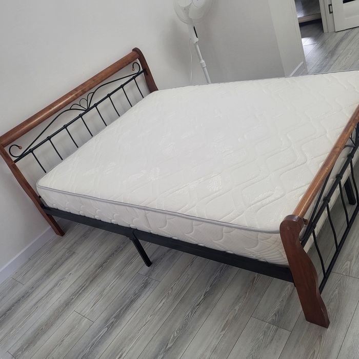 Продам кровать с матрасом.