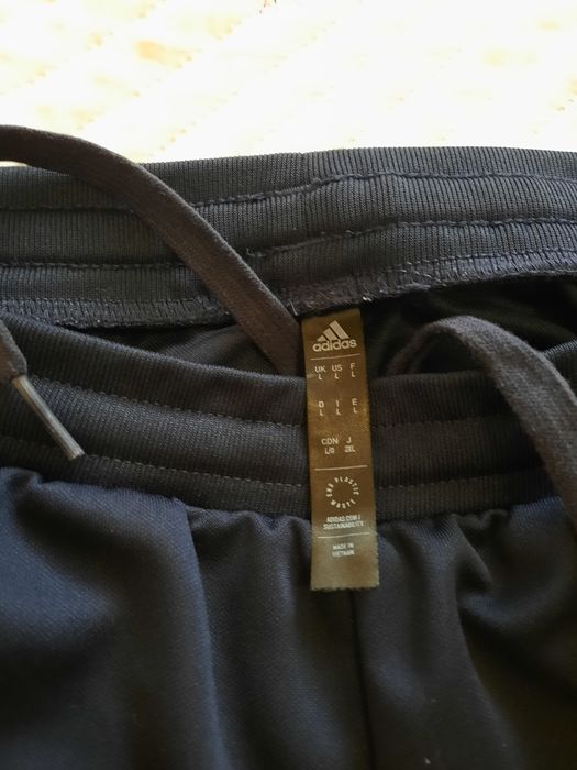 Екип на марката Adidas
