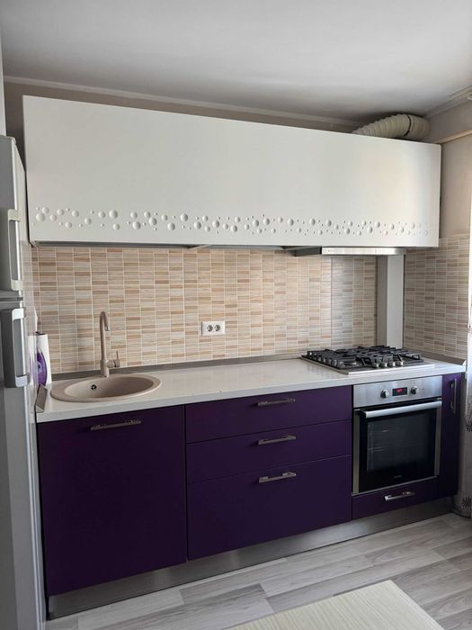 PERSOANĂ FIZICĂ  ---  Vând Apartament cu 3 camere, decomandat, etaj intermediar, 68 mp + acces privat la 100 mp spațiu depozitare