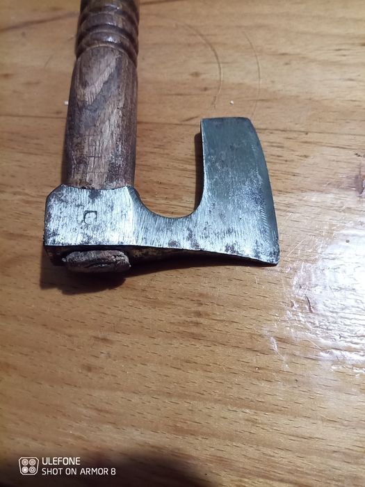 Продава се брадвичка