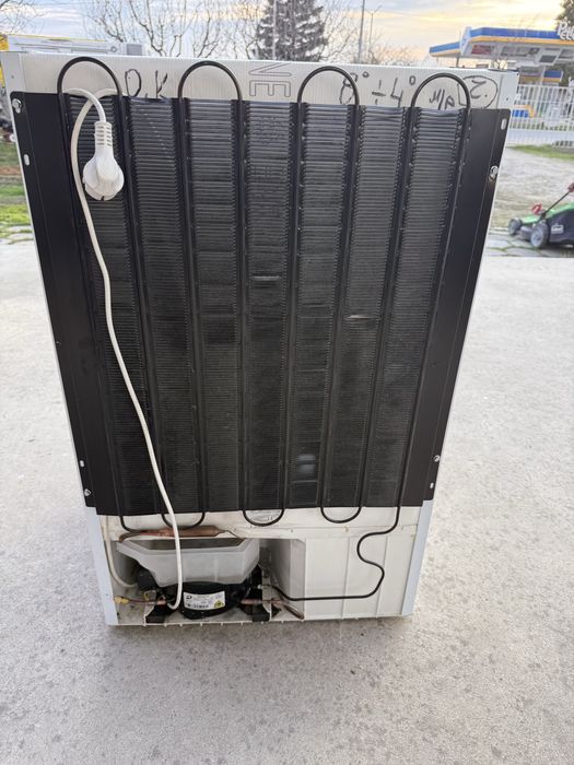 Малък хладилник с камера HotPoint Ariston