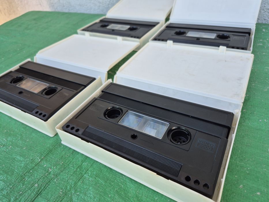 Vând 4 casete video 2000 VCC  ,240 minute. 2×2, colectie de filme