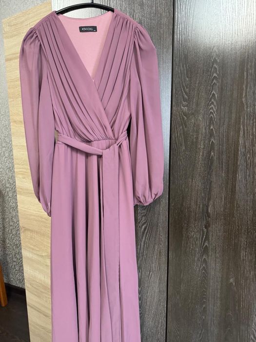 Продам платья по 15 000 каждую