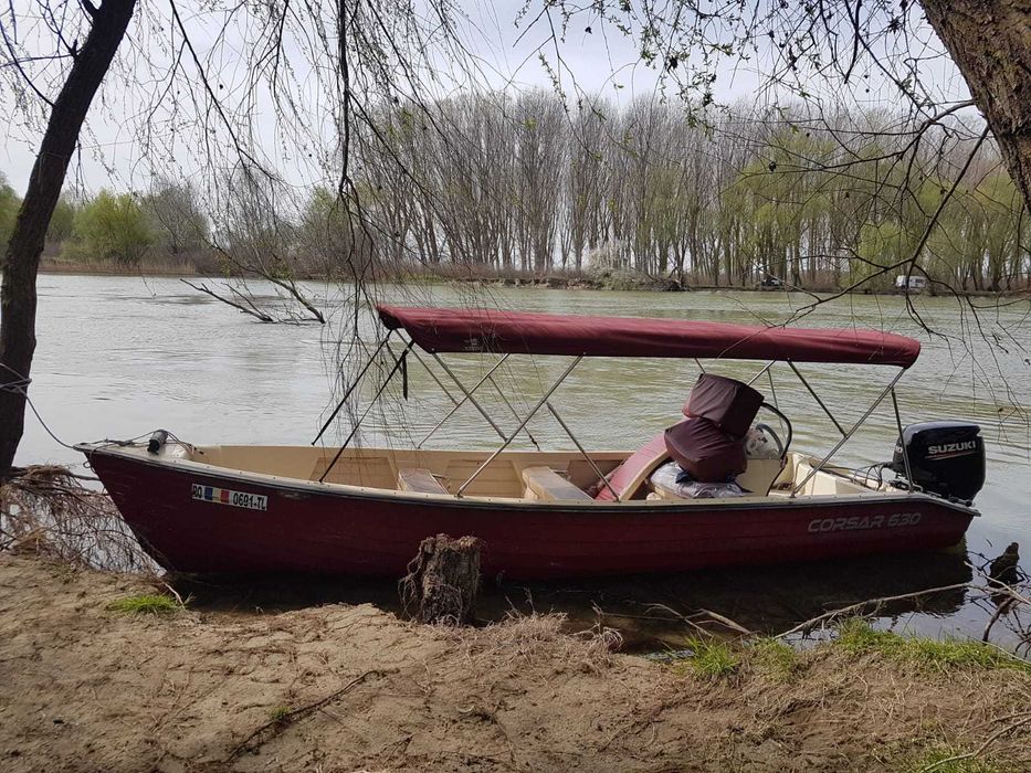Ambarcațiune cu motor