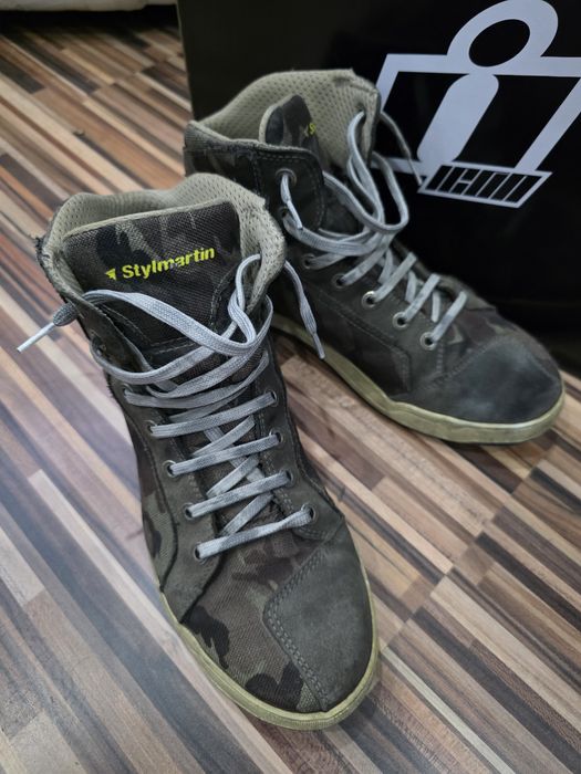 Vând echipament moto Icon | Cască, două geci, pantaloni, ghete, mănuși