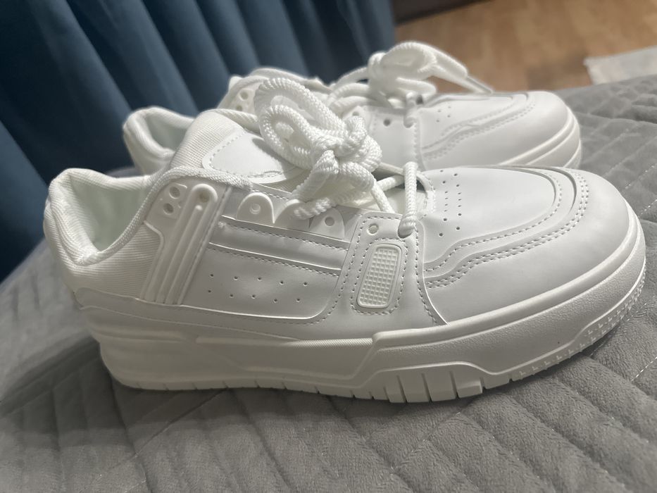 Новые белые кроссовки 44 размера