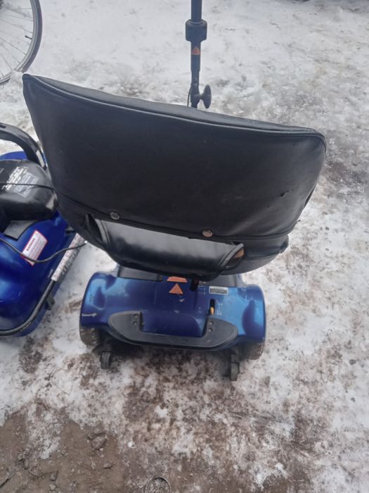 Vind două cărucioare electrice Sterling pentru persoane dizabilități