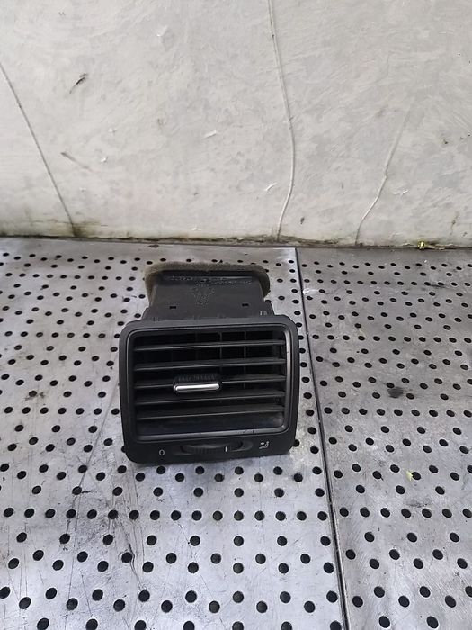 Grila ventilatie bord dreapta vw golf 5 1k 1k0819710