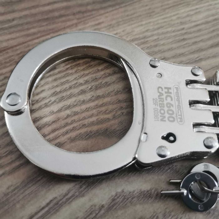 Стоманени Белезници с КАЛЪФ Твърда Връка UMAREX Германия HC 600