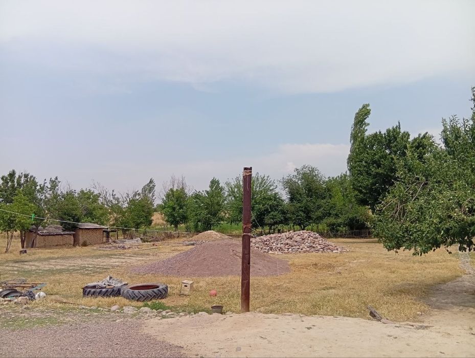 Uy yer uchastka sotiladi