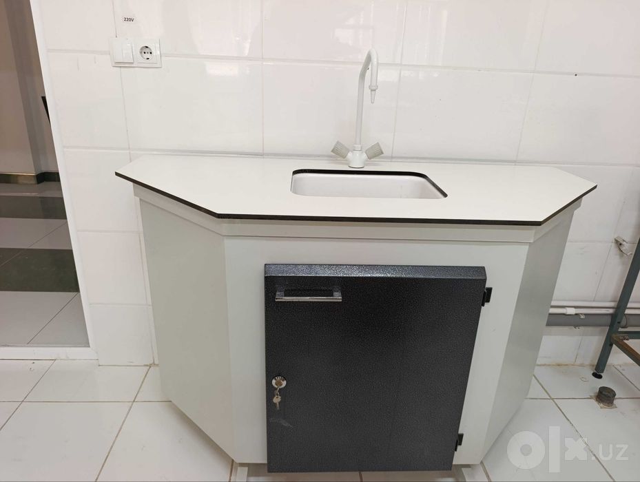Лабораторная мойка с тумбой и смесителем 140×60×90 см