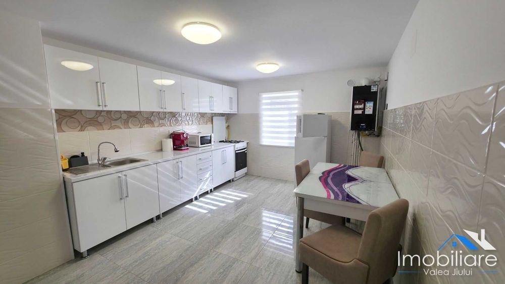 Apartament 3 camere transformat in 2 unitati locative - Lupeni | Str. Crinilor | Regim hotelier activ
